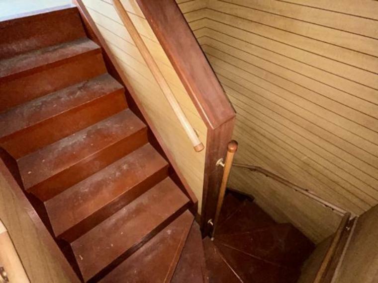【リフォーム中写真】階段の写真です。階段床板部分は塗装を行っていく予定です。手摺も設置予定になりますので、昇り降りの際には便利ですね。