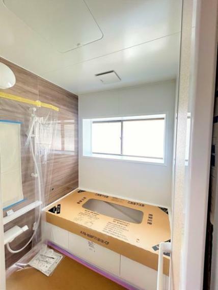 浴室 【リフォーム中写真】ユニットバスは新品に交換しております。浴槽は大人も足を伸ばしてゆったり浸かれる広さです。