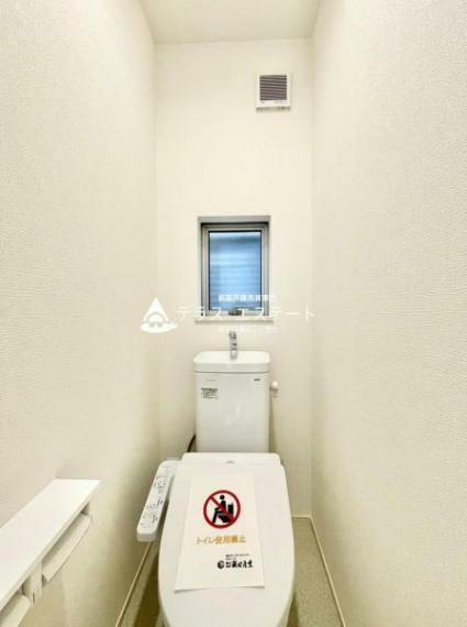 トイレ 各階にトイレがございます。嬉しい設備が搭載された温水洗浄便座トイレです。