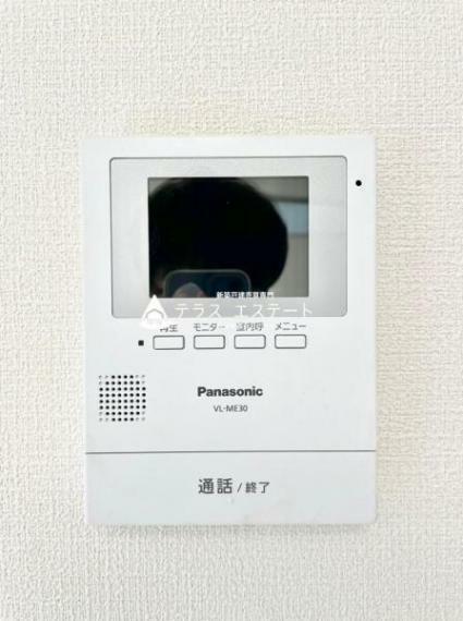 TVモニター付きインターフォン 大画面のカラーモニターで訪問者の顔をハッキリと見ることができます。
