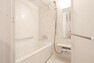 浴室 浴室乾燥機を備えた明るい印象の浴室
