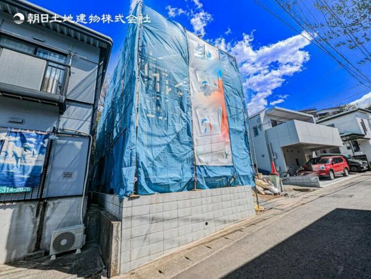 現況外観写真 一戸建てを中心とした街並が続き、静かで落ち着いた住環境です。心地よいライフスタイルが実現できる予感。少しでも豊かに、快適に。そんな想いから生まれた本邸宅は、これから先のお住まいをきっと支えてくれます。