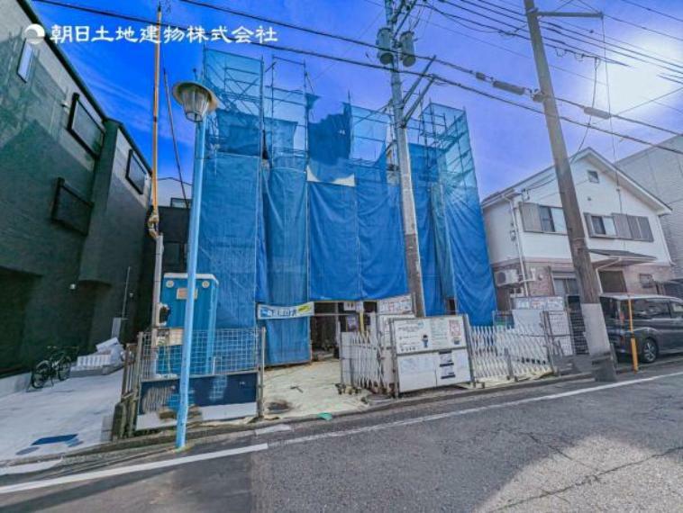 現況外観写真 一戸建てを中心とした街並が続き、静かで落ち着いた住環境です。心地よいライフスタイルが実現できる予感。少しでも豊かに、快適に。そんな想いから生まれた本邸宅は、これから先のお住まいをきっと支えてくれます。