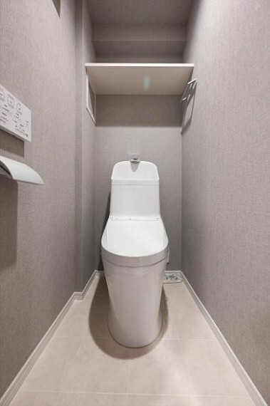 トイレ グレージュカラーのアクセントクロスを採用したトイレ