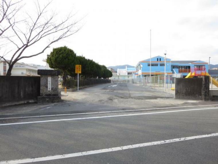 小学校 【小学校】当物件から1400m（徒歩約18分）先に伊岐須小学校があります。徒歩圏内だと低学年のお子様の通学も安心ですね。