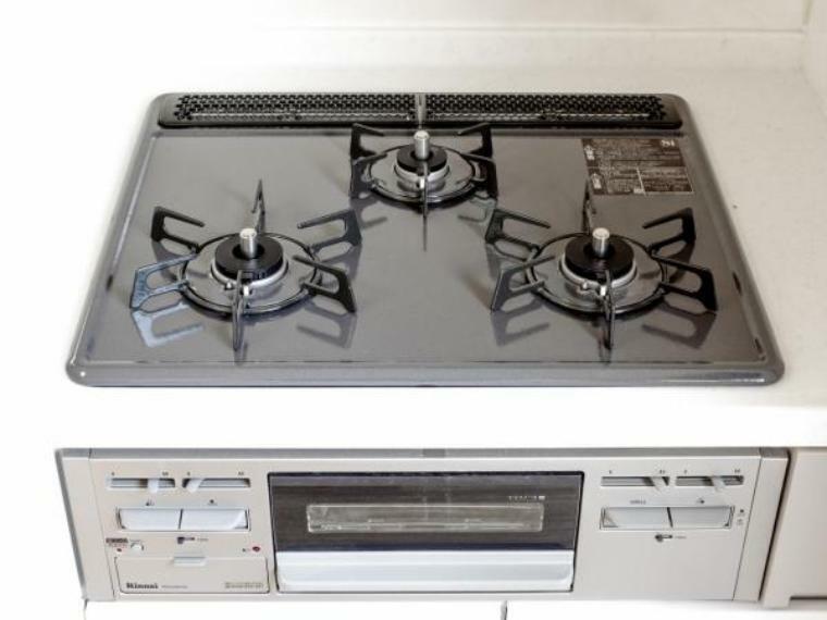 キッチン 【同仕様写真】新品交換予定キッチンは3口コンロで同時調理が可能。大きなお鍋を置いても困らない広さです。お手入れ簡単なコンロなのでうっかり吹きこぼしてもお掃除ラクラクです。