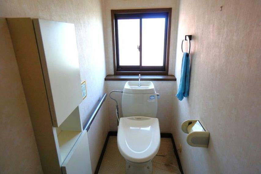トイレ 1階・2階の2ヶ所にトイレがあるので、忙しい朝にもゆとりができますね。窓があり、明るい陽射しが差し込み、換気もばっちりです＾＾