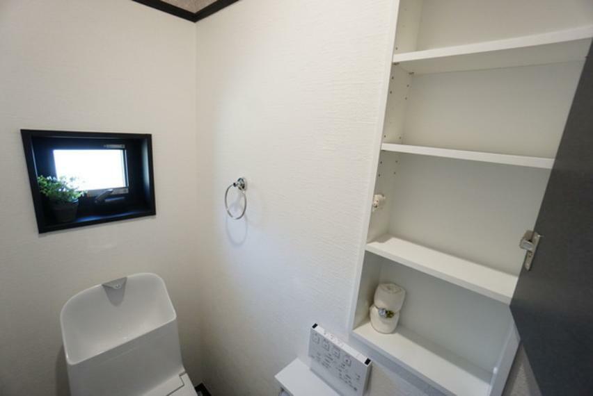 収納 2階トイレには収納棚と小窓付き。