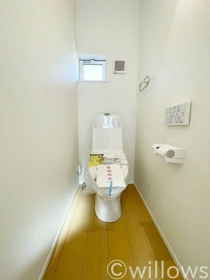 トイレ 温水洗浄便座。トイレは白を基調とし、清潔感のある空間に。お気に入りの絵画を飾ったり、小さなお部屋でも工夫次第で素敵な空間になります。