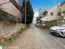 現況写真 前面道路含む外観・前面道路は車の通り抜けが少ないため、小さなお子様がいる家庭も安心。落ち着いて生活できます。