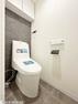 トイレ トイレ・シャワートイレでいつでも清潔に利用できますね・吊戸棚の設置があり、トイレットペーパーやお掃除道具などもスッキリ収納できます