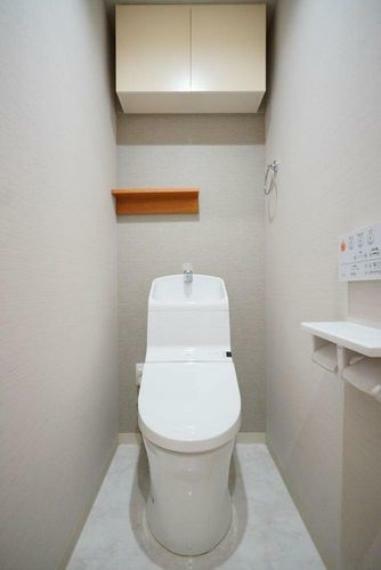 清潔感があり、お掃除がしやすいトイレです。必要最低限の収納スペースも付いています。