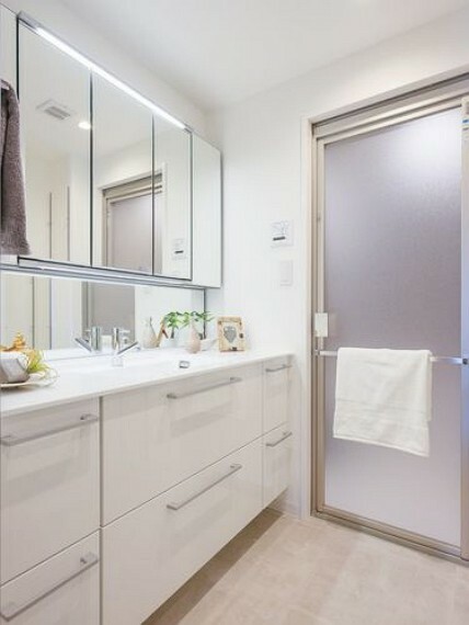 白を基調とした清潔感溢れるデザインの洗面化粧台です。大きな鏡面と収納も豊富に備え付け、細々したものが多くなる洗面室もすっきり保てそうです。