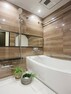 浴室 一日の疲れを癒してくれるゆったりサイズのバスルームです。光沢感のある木目調のパネルが、より一層くつろぎと高級感を醸し出します。