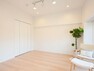 洋室 洋室3はバルコニーに面した開放的な空間です。明るく、テレワークや作業スペースとしてもぴったりなお部屋です。