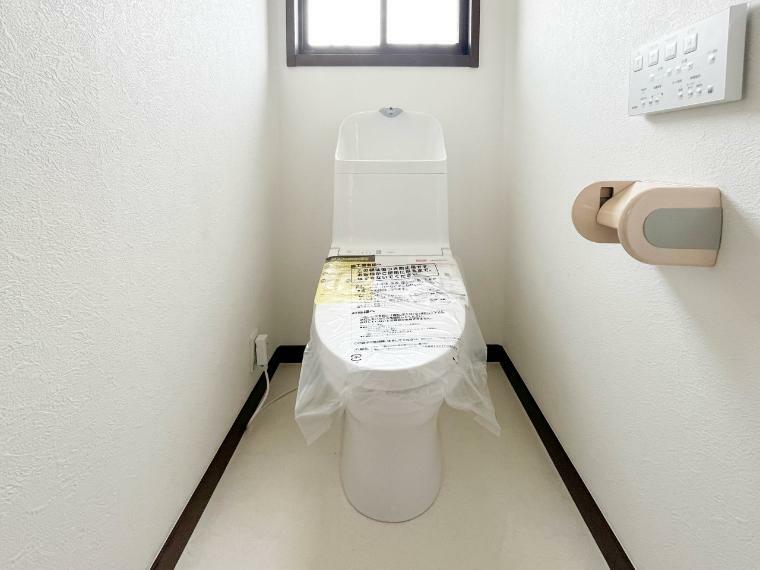 トイレ 【Toilet】トイレ・ウォシュレット付。快適で衛生的な洗浄機能付温水シャワートイレです。