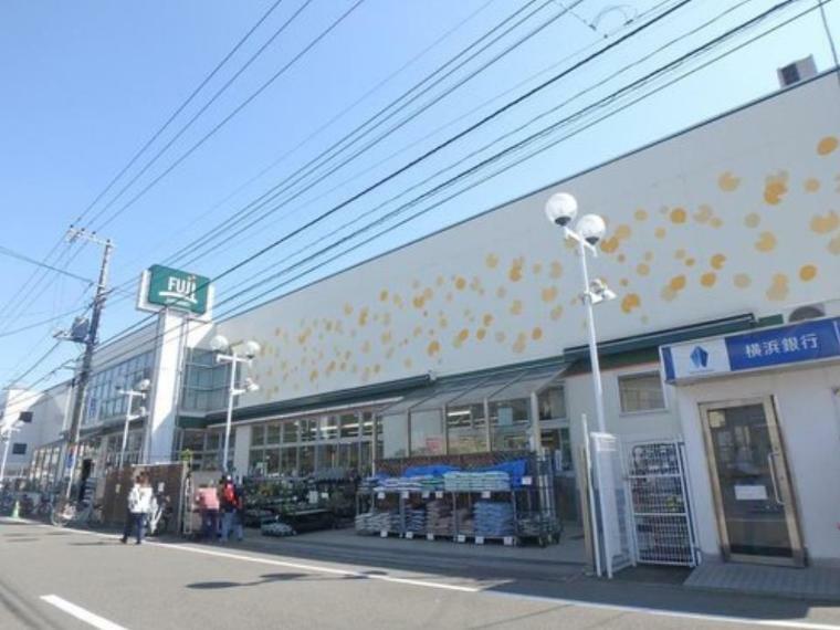 スーパー Fuji鳥山店（1階では鮮度に拘った生鮮食品、2階では衣料品や薬を販売しています。）