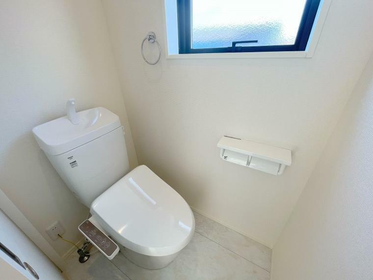 温水洗浄機能付で清潔感のあるトイレ。採光面もあり明るく快適な空間です。