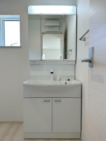 洗面化粧台 大きく見やすい三面鏡で清潔感ある洗面台は、身だしなみチェックや肌のお手入れに最適です。