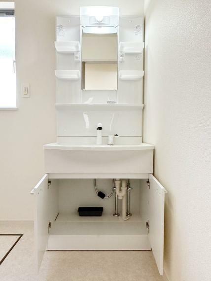 洗面台下、鏡の横に、化粧品や衛生用品などを収納可能。洗面台をすっきりと保ちます！