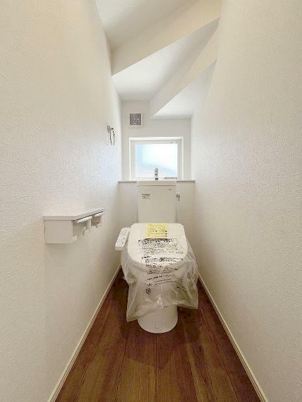 トイレ 明るく清潔感のあるトイレです。