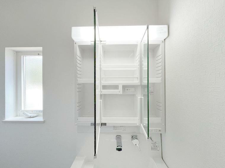三面鏡の裏に、化粧品や衛生用品などを収納可能。洗面台をすっきりと保ちます！
