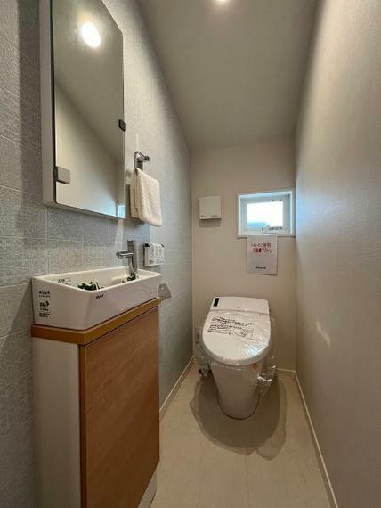 トイレ トイレには機能的で便利な収納棚を完備、快適な温水洗浄便座付です