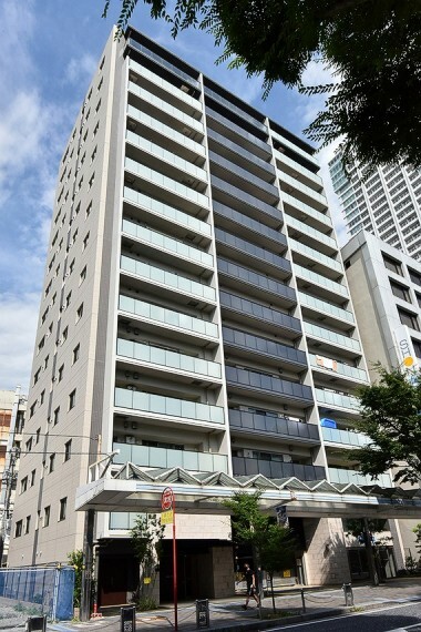 外観写真 中央大通り沿いに面した地上15階建てマンション「クリオ横須賀中央」の一室をご紹介します。