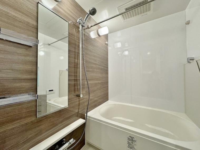 浴室 煌びやかに輝くシルバーのシャワーヘッド、高級感高まる穏やかな配色のアクセントパネルを採用したユニットバスです。