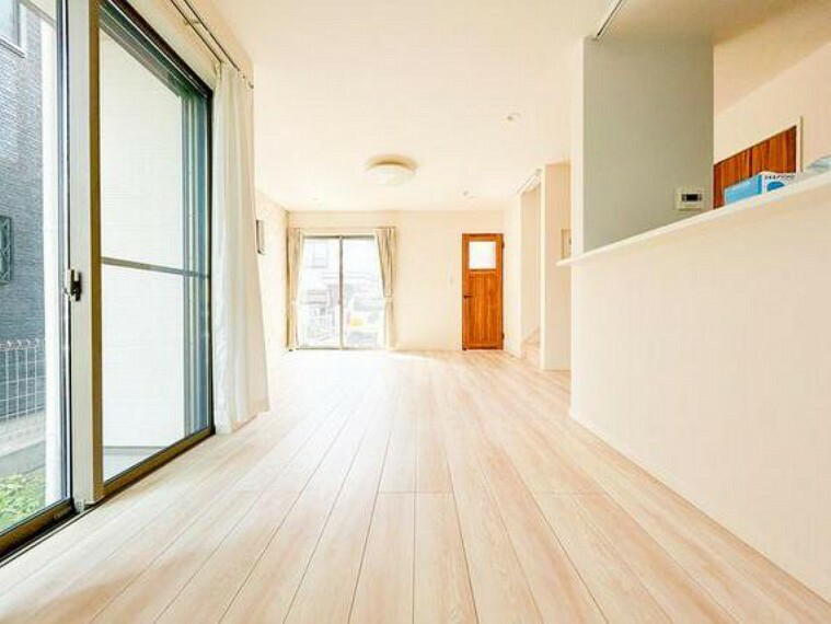 LDKは清潔感溢れるホワイトで統一されており、太陽の光を反射し、いつも室内を明るく保つことができます。どんな家具や小物の色でも合わせやすいのが嬉しいですよね。