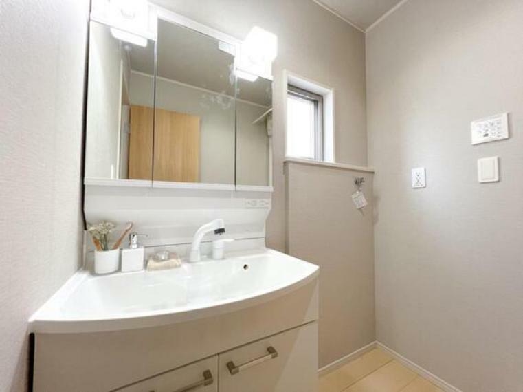 洗面化粧台 ノズルが伸びるタイプの洗面台はお掃除もらくらくで、大きな鏡の洗面台は朝の身支度をお手伝い