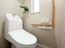 トイレ 1階ゆとりのある空間に小窓があり明るく換気もしやすいです。