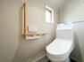 トイレ 2階トイレもゆとりのある空間に小窓があり明るく換気もしやすいです。