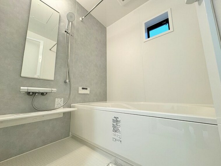 浴室 ユニットバスはもちろん1坪タイプのゆったりサイズで、採光換気用小窓も付いて、浴室乾燥暖房機も付いておりますので、冬場でも浴室をポカポカにしてから入浴できます。