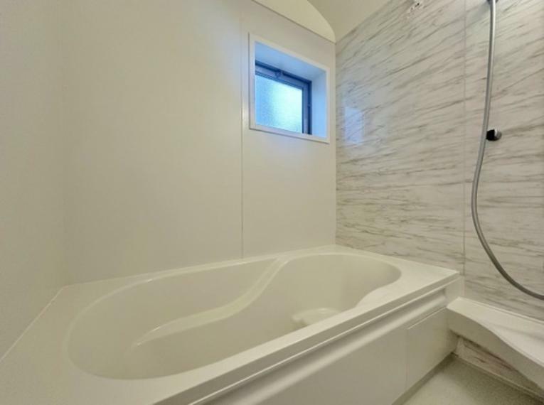 浴室 ～一日の疲れを癒す空間～ユニットバスアクセントパネルは、癒しのカラー、脚を伸ばして湯に浸かり心と体を労わって下さい。