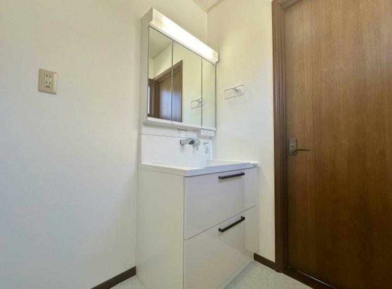 洗面化粧台 『Bathroomvanity』3面鏡洗面化粧台、収納も豊富で朝の忙しい時でも準備がはかどります。
