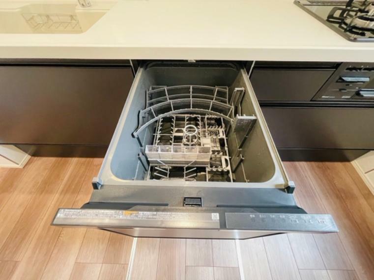 キッチン 食洗機つきのシステムキッチン。毎日の家事に便利をプラスします