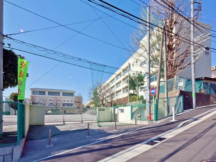 小学校 横浜市立田奈小学校　距離約350m