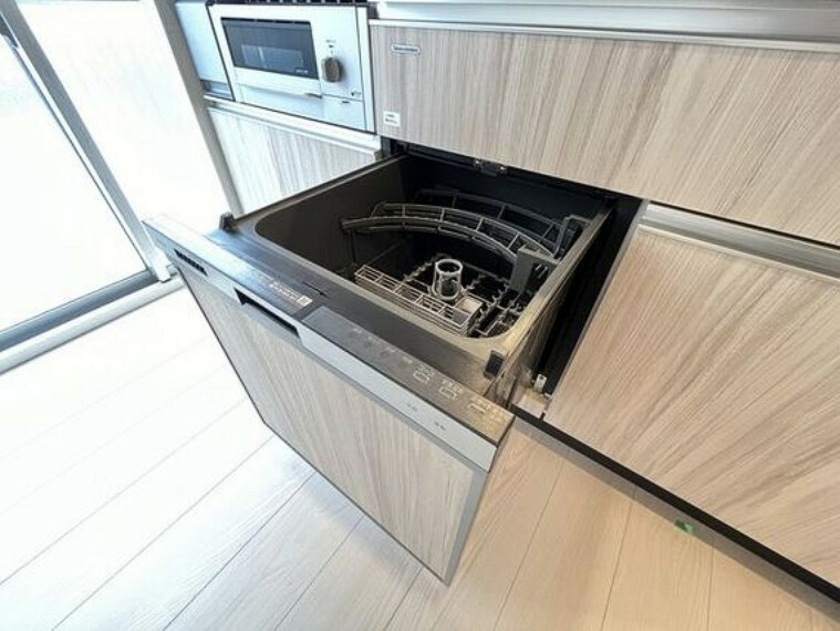 キッチン ビルトイン食洗機は作業スペースが広く使え、節約効果もあり、手洗いよりずっと清潔です。