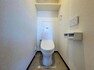 トイレ 「温水洗浄便座付きトイレ」トイレは快適な温水洗浄便座付です。清潔感のあるホワイトで統一しました。いつも清潔な空間であって頂けるよう配慮された造りです。