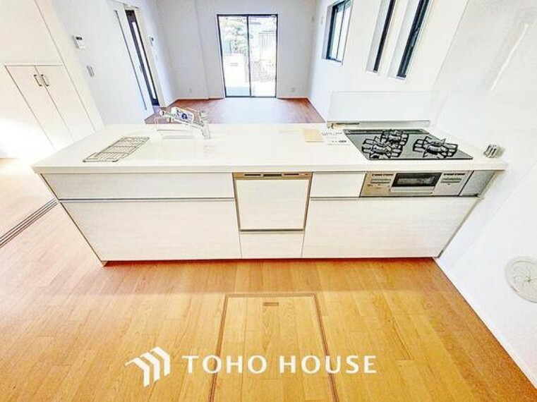 キッチン 「食洗機を備えた対面キッチン」ご家族様と顔を合わせながら調理できるカウンターキッチンは開放的な雰囲気を造ります。