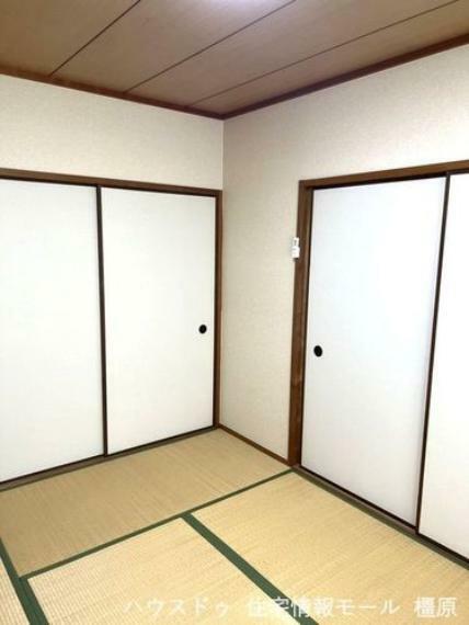 【東側和室】2間続きになっており、ふすまを開けて約12帖の大きなお部屋としてもお使い頂けます