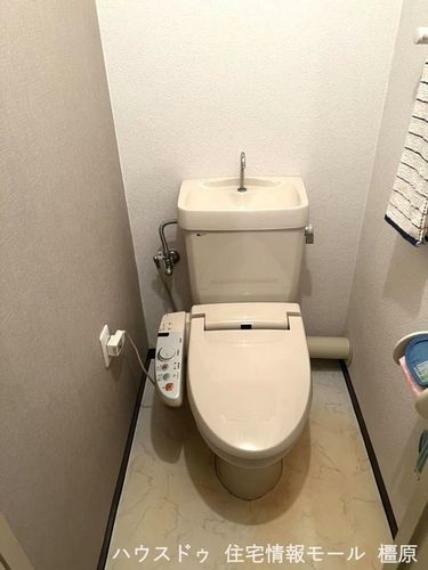 トイレ 2015年に温水洗浄便座へ新調されています。