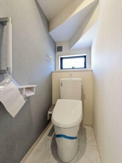 トイレ 【同社施工例】2箇所あるトイレは快適な温水洗浄便座付き