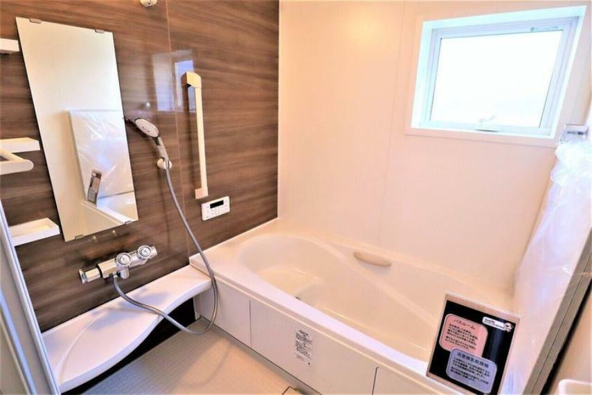 同仕様写真（内観） 浴室　同仕様　ゆったりくつろげるバスルーム 小窓付きで換気もバッチリです