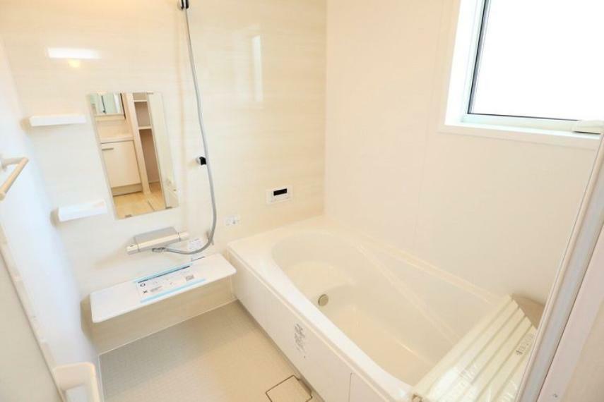 浴室 浴室 　一坪サイズの浴室で足が伸ばせて快適です 浴室暖房乾燥機付で、雨の日でも洗濯物が乾かせます