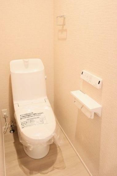 トイレ トイレ 　1階2階とも温水洗浄便座 便座が暖かく、冬でも快適です