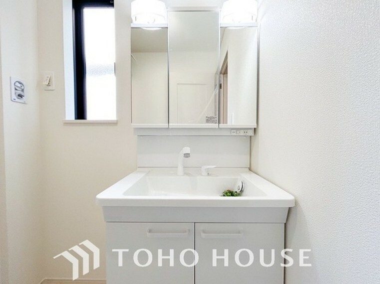 洗面化粧台 洗面台には三面鏡を採用。鏡の後ろに収納スペースを設ける事により洗面台周りもすっきりします。