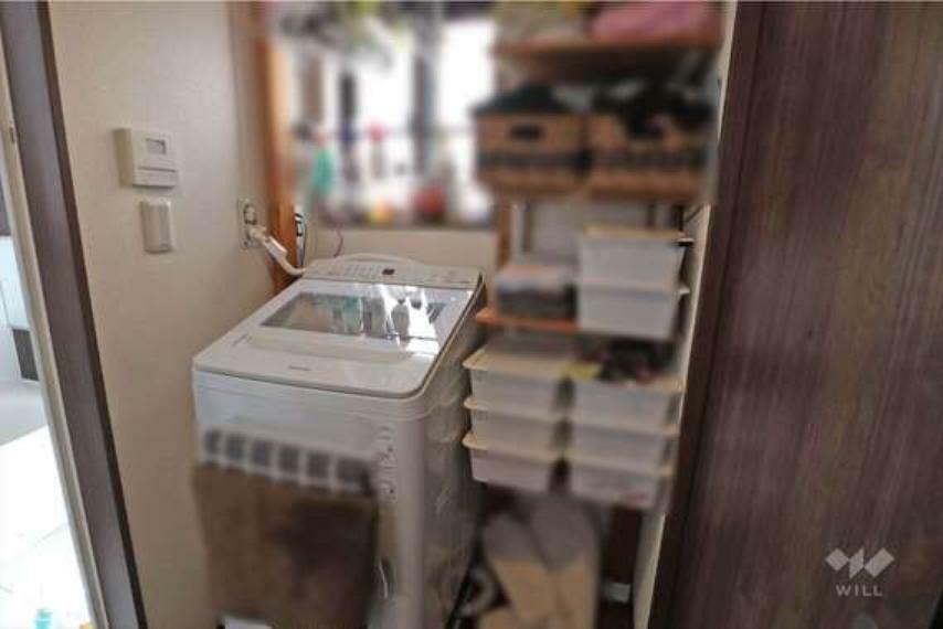 脱衣場 洗面室［2024年3月29日撮影］洗濯機の横に収納できるスペースもあります！