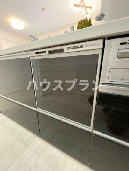 構造・工法・仕様 システムキッチンに組み込むタイプのビルトイン型食洗機。 据え置き・卓上型と異なり、キッチンまわりがすっきりするのが特徴。 設置場所を確保する必要がなく、キッチンを広く使えることが可能です。